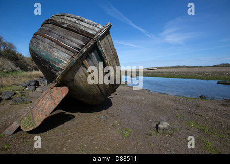 Wales Küstenweg in Nord-Wales. Malerische Aussicht von Schiffbrüchigen Angelboote/Fischerboote an der Mündung der Afon Goch Dulas Bay. Stockfoto