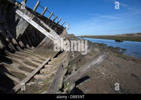 Wales Küstenweg in Nord-Wales. Malerische Aussicht von Schiffbrüchigen Angelboote/Fischerboote an der Mündung der Afon Goch Dulas Bay. Stockfoto