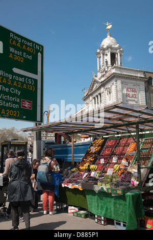 Ansicht der Straßenmarkt zeigt Victoria Palace Theatre in Hintergrund, London, England, UK, GB Stockfoto