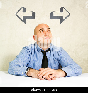 Option für Unternehmen. Geschäftsmann mit zwei Optionen, die Wahl zwischen ihnen. Stockfoto