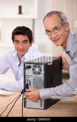 Glücklich Festsetzung eines Computer-Techniker Stockfoto