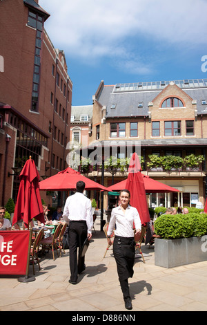 Café im Freien im Lancer Square, Kensington Church Street, London, Vereinigtes Königreich, GB Stockfoto