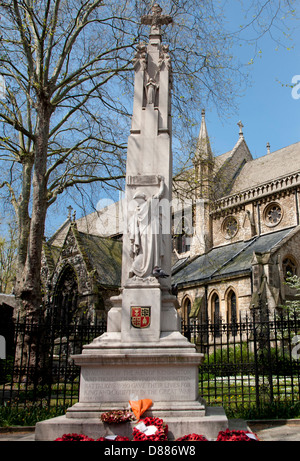 Kensington Bataillone Kriegerdenkmal zeigt St. Mary Abbots Kirche im Hintergrund, Kensington, London, England, UK Stockfoto