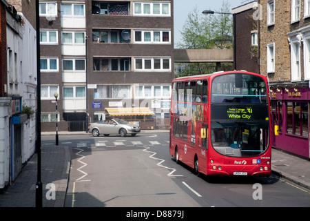 Blick auf eine weiße Stadt-Doppeldecker-Bus, Kilburn, London, England, Vereinigtes Königreich, GB Stockfoto