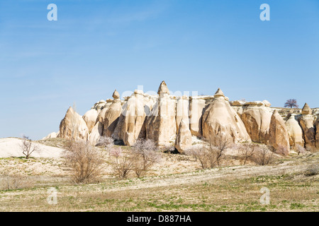 Fee Schornstein Häuser und Landschaft in der Nähe von Göreme in Kappadokien, Zentral-Anatolien, Türkei Stockfoto