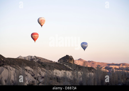 Heißluftballons über Göreme in Kappadokien, Zentral-Anatolien, Türkei im Morgengrauen Stockfoto