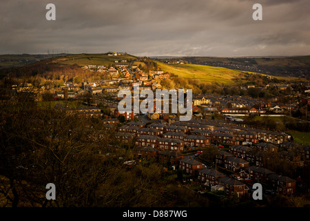 Schöner Blick auf eine Stadt auf einem großen Hügel. Stockfoto