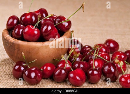 Sauerkirschen in einer Holzschale Stockfoto