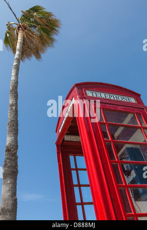 Eine rote Telefonzelle, typisch für den englischen Einfluss im Royal Naval Dockyard, Bermuda. Stockfoto