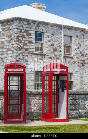 Eine rote Telefonzelle, typisch für den englischen Einfluss im Royal Naval Dockyard, Bermuda. Stockfoto