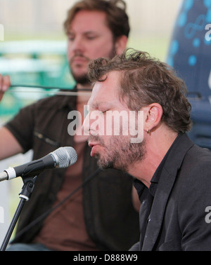 DEUS führen Sie BACKSTAGE bei LATITUDE Musik FESTIVAL UK 2012, Tom Barman und Klaas Janzoons durchführen Stockfoto