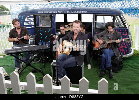 DEUS führen Sie BACKSTAGE bei LATITUDE Musik FESTIVAL UK 2012, Tom Barman und Klaas Janzoons durchführen Stockfoto