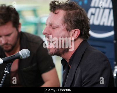 DEUS führen Sie BACKSTAGE bei LATITUDE Musik FESTIVAL UK 2012, Tom Barman und Klaas Janzoons durchführen Stockfoto