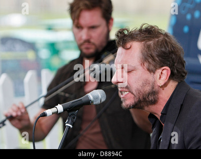 DEUS führen Sie BACKSTAGE bei LATITUDE Musik FESTIVAL UK 2012, Tom Barman und Klaas Janzoons durchführen Stockfoto