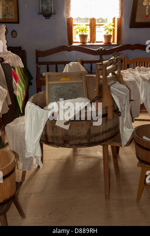 Waschen Sie Geräte in der Hütte von Czermno im Museum der Landschaft Masowien in Sierpc, Polen Stockfoto