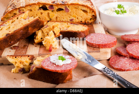 Selektiven Fokus auf die Brotscheiben Salami auf Holzbrett Stockfoto