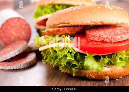 Salami und Käse-Sandwich auf Holztisch Stockfoto