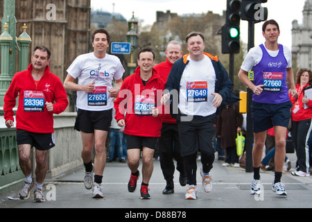 Schatten-Kanzler Ed Kugeln und andere Mitglieder des Parlaments Photocall außerhalb der Häuser des Parlaments vor der London marathon2012 Stockfoto