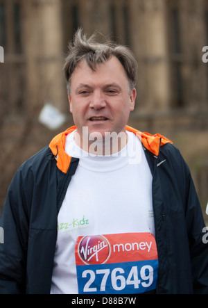 Schatten-Kanzler Ed Kugeln und andere Mitglieder des Parlaments Photocall außerhalb der Häuser des Parlaments vor der London marathon2012 Stockfoto