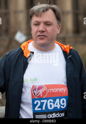 Schatten-Kanzler Ed Kugeln und andere Mitglieder des Parlaments Photocall außerhalb der Häuser des Parlaments vor der London marathon2012 Stockfoto