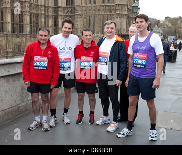 Schatten-Kanzler Ed Kugeln und andere Mitglieder des Parlaments Photocall außerhalb der Häuser des Parlaments vor der London marathon2012 Stockfoto