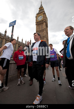 Schatten-Kanzler Ed Kugeln und andere Mitglieder des Parlaments Photocall außerhalb der Häuser des Parlaments vor der London marathon2012 Stockfoto