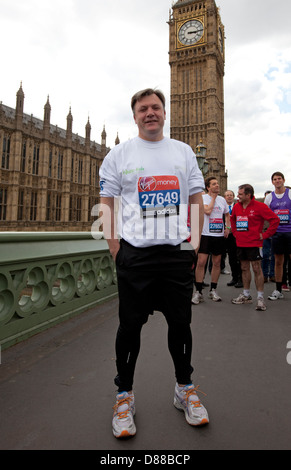 Schatten-Kanzler Ed Kugeln und andere Mitglieder des Parlaments Photocall außerhalb der Häuser des Parlaments vor der London marathon2012 Stockfoto