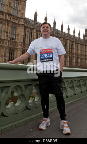 Schatten-Kanzler Ed Kugeln und andere Mitglieder des Parlaments Photocall außerhalb der Häuser des Parlaments vor der London marathon2012 Stockfoto