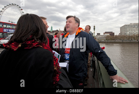 Schatten-Kanzler Ed Kugeln und andere Mitglieder des Parlaments Photocall außerhalb der Häuser des Parlaments vor der London marathon2012 Stockfoto