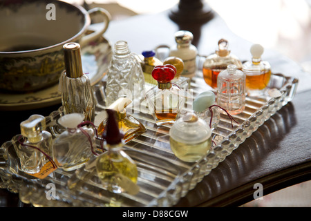 Glasschale gefüllt mit Vintage Parfüm-Flaschen auf dem Display in Antiquitätengeschäft Stockfoto