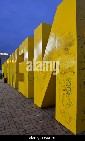 Outdoor-Skulptur von Fisnik Ismajli, 3 Meter hohe Metall Buchstaben lesen "Neugeborenen", Pristina, Kosovo Stockfoto