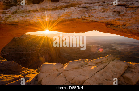 Mesa Arch im Canyonlands National Park, Utah kurz nach Sonnenaufgang zu sehen. Stockfoto