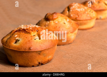 Selektiven Fokus auf den vorderen Fleisch Muffin. Schießen Sie in low-Key-Technik Stockfoto