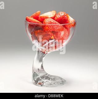 Glasschale voller Erdbeeren, Studio isoliert. Stockfoto