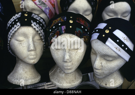 Übungspuppen mit traditionellen Haarbezügen für ultraorthodoxe jüdische Frauen im Mea Shearim-Viertel, einer ultra-orthodoxen Enklave in Westjerusalem Israel Stockfoto