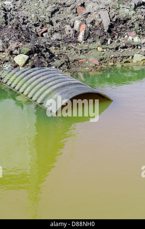 Schmutziges Wasser ergibt sich aus dem Rohr Stockfoto