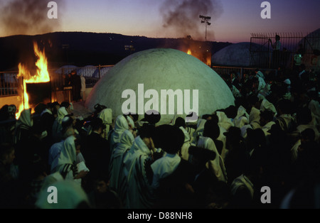 Religiöse Juden, die am Grab von Rabbi Shimon bar Yochai beten, auch bekannt durch sein Akronym Rashbi on lag B'Omer auch den jüdischen Urlaub in Mount Meiron, oberem Galiläa Nordisraelisch, hinterher Stockfoto