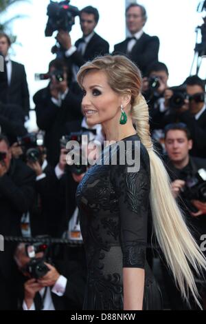 Cannes, Frankreich. 21. Mai 2013. Model Adriana Karembeu besucht die Premiere von "Hinter der Kandelaber" während der der 66. Internationalen Filmfestspiele von Cannes im Palais des Festivals in Cannes, Frankreich, am 21. Mai 2013. Foto: Hubert Boesl/Dpa/Alamy Live News Stockfoto