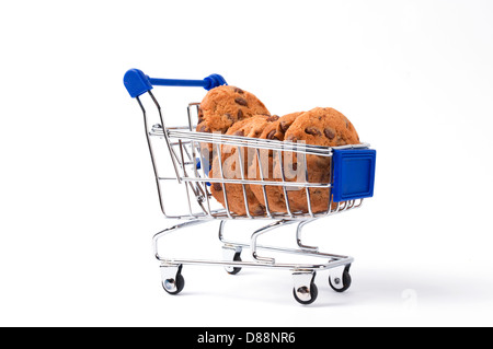 Süße Schokolade Cookies im Wagen auf weißem Hintergrund Stockfoto