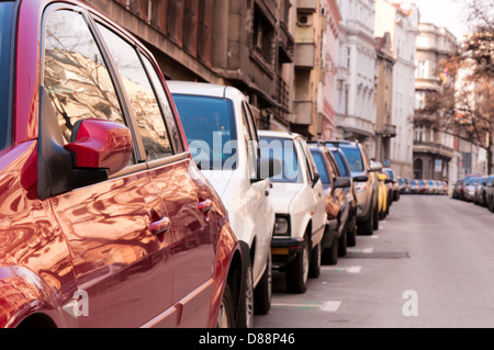 Geparkte Autos in der Straße. Selektiven Fokus auf das erste Auto Stockfoto