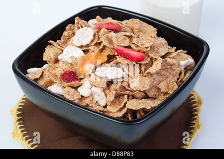 Schüssel mit Müsli mit frischen Früchten Stockfoto