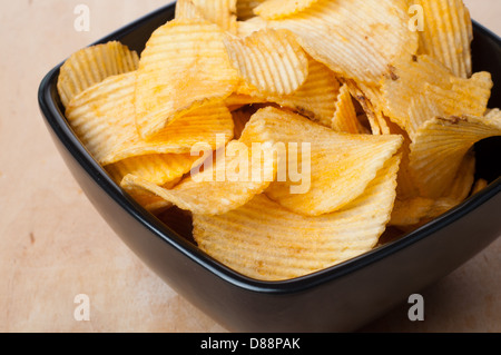 Schüssel mit Kartoffel-Chips in der Zusammensetzung Stockfoto