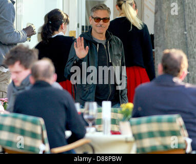 Ilsenburg, Deutschland. 21. Mai 2013. US-Schauspieler George Clooney "Wellenlinien" wie er einen Grill im Hotel "Zu Den Rothen Forellen" in Ilsenburg, Deutschland, 21. Mai 2013 besucht. US-Filmstar George Clooney ist derzeit in der Harz-Region um den Film "The Monuments Men" schießen. Foto: Matthias Bein/Dpa/Alamy Live News Stockfoto