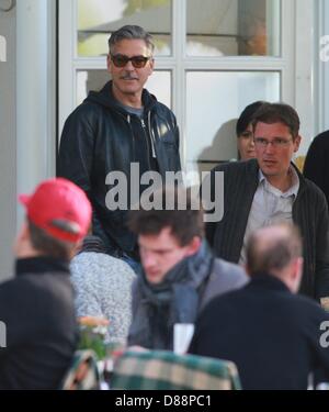 Ilsenburg, Deutschland. 21. Mai 2013. US-Schauspieler George Clooney schaut zu, wie er einen Grill im Hotel "Zu Den Rothen Forellen" in Ilsenburg, Deutschland, 21. Mai 2013 besucht. US-Filmstar George Clooney ist derzeit in der Harz-Region um den Film "The Monuments Men" schießen. Foto: Matthias Bein/Dpa/Alamy Live News Stockfoto