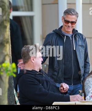 Ilsenburg, Deutschland. 21. Mai 2013. US-Schauspieler George Clooney besucht einen Grill im Hotel "Zu Den Rothen Forellen" in Ilsenburg, Deutschland, 21. Mai 2013. US-Filmstar George Clooney ist derzeit in der Harz-Region um den Film "The Monuments Men" schießen. Foto: Matthias Bein/Dpa/Alamy Live News Stockfoto