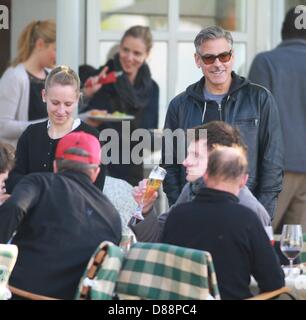 Ilsenburg, Deutschland. 21. Mai 2013. US-Schauspieler George Clooney (R) besucht einen Grill im Hotel "Zu Den Rothen Forellen" in Ilsenburg, Deutschland, 21. Mai 2013. US-Filmstar George Clooney ist derzeit in der Harz-Region um den Film "The Monuments Men" schießen. Foto: Matthias Bein/Dpa/Alamy Live News Stockfoto