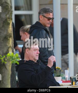 Ilsenburg, Deutschland. 21. Mai 2013. US-Schauspieler George Clooney besucht einen Grill im Hotel "Zu Den Rothen Forellen" in Ilsenburg, Deutschland, 21. Mai 2013. US-Filmstar George Clooney ist derzeit in der Harz-Region um den Film "The Monuments Men" schießen. Foto: Matthias Bein/Dpa/Alamy Live News Stockfoto