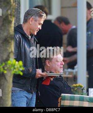 Ilsenburg, Deutschland. 21. Mai 2013. US-Schauspieler George Clooney besucht einen Grill im Hotel "Zu Den Rothen Forellen" in Ilsenburg, Deutschland, 21. Mai 2013. US-Filmstar George Clooney ist derzeit in der Harz-Region um den Film "The Monuments Men" schießen. Foto: Matthias Bein/Dpa/Alamy Live News Stockfoto