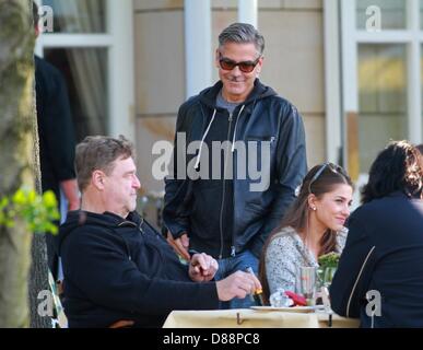 Ilsenburg, Deutschland. 21. Mai 2013. US-Schauspieler George Clooney besucht einen Grill im Hotel "Zu Den Rothen Forellen" in Ilsenburg, Deutschland, 21. Mai 2013. US-Filmstar George Clooney ist derzeit in der Harz-Region um den Film "The Monuments Men" schießen. Foto: Matthias Bein/Dpa/Alamy Live News Stockfoto