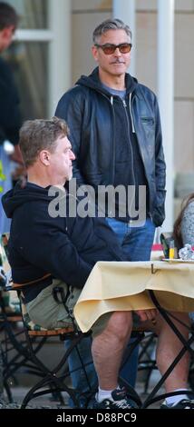 Ilsenburg, Deutschland. 21. Mai 2013. US-Schauspieler George Clooney besucht einen Grill im Hotel "Zu Den Rothen Forellen" in Ilsenburg, Deutschland, 21. Mai 2013. US-Filmstar George Clooney ist derzeit in der Harz-Region um den Film "The Monuments Men" schießen. Foto: Matthias Bein/Dpa/Alamy Live News Stockfoto